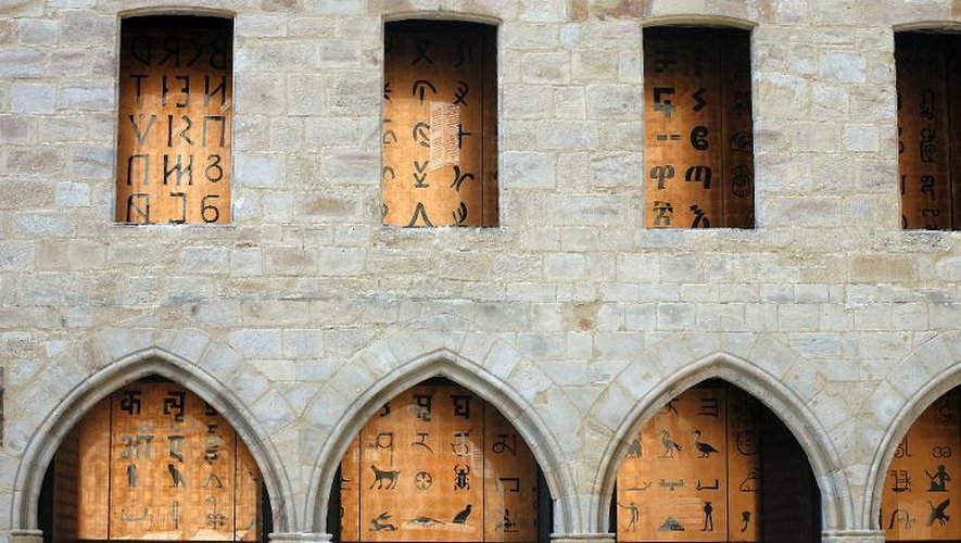 Au Musée Champollion-Les Ecritures du Monde de Figeac, six voltigeurs danseront suspendus à la façade