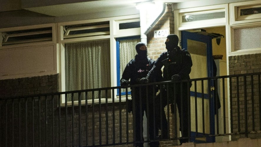 Le 27 mars 2016 des policiers après l'arrestation d'Anis B. à Rotterdam