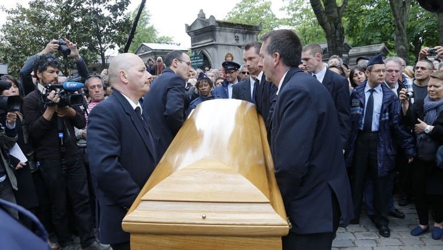 Le cercueil de Georges Moustaki lors de ses obsèques, le 27 mai 2013 au cimetière du Père Lachaise, à Paris