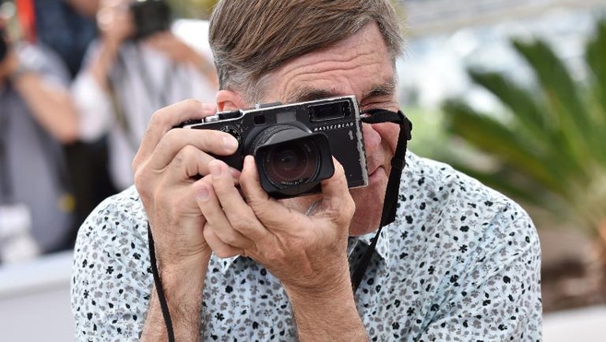 Le réalisateur américain Gus Van Sant prend lui-même des photos, au cours de la séance photo de son film "La Forêt des songes", le 16 mai 2015 à Cannes