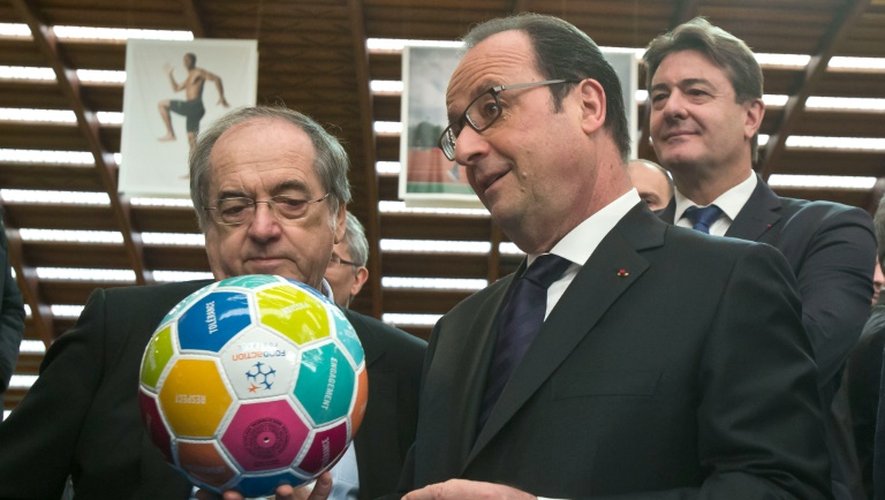 François Hollande et le président de la Fédération française de football (FFF) Noël Le Graët, le 29 mars 2016 à Paris
