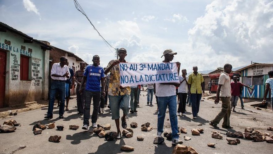 Des gens manifestent contre le 3e mandat du président Pierre Nkurunziza, le 16 mai 2015 à Bujumbura