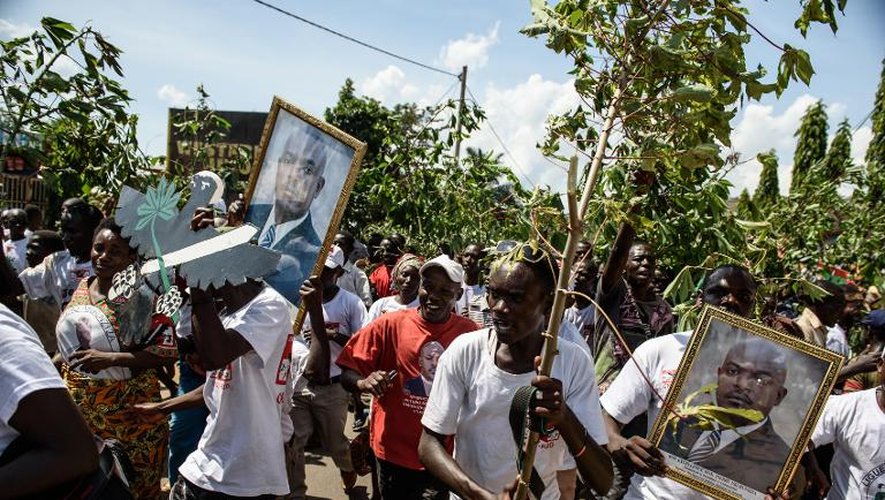 Le portrait du président Pierre Nkurunziza brandi par ses partisans le 15 mai 2015 à Bujumbura