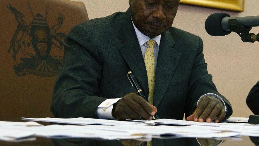 Le président de l'Ouganda Yoweri Museveni signe la loi antihomosexualité, le 24 février 2014, à Entebbe