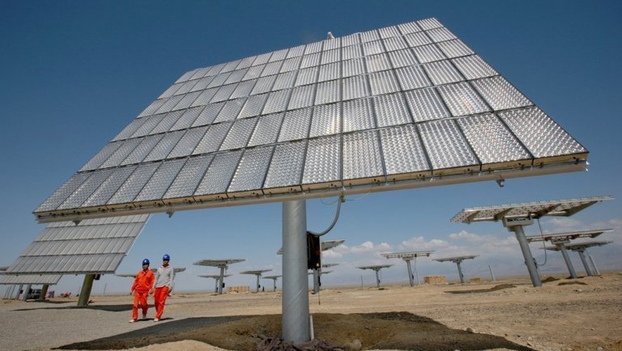 Un champ de panneaux photovoltaïques à Hami, dans l'ouest de la Chine, le 6 août 2012