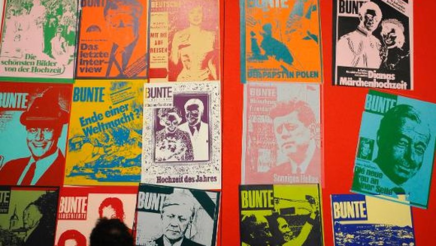 Un homme regarde des couvertures de magazines realisées par Andy Warhol lors d'une exposition consacrée aux paparazzis, le 20 février 2014 à Metz