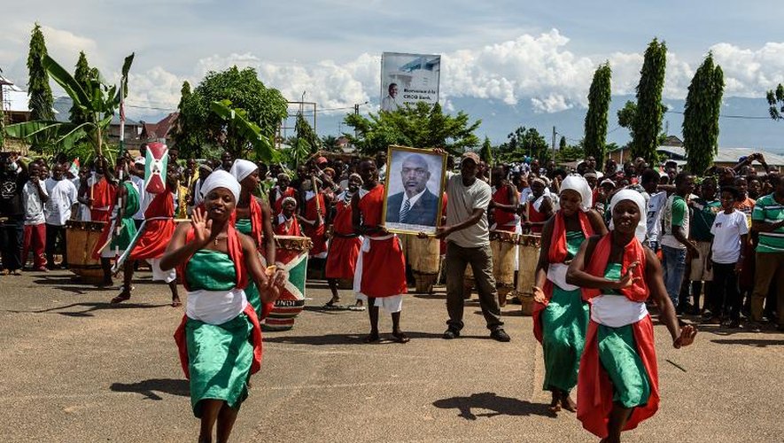 Le portrait du président Pierre Nkurunziza brandi par ses partisans le 15 mai 2015 à Bujumbura