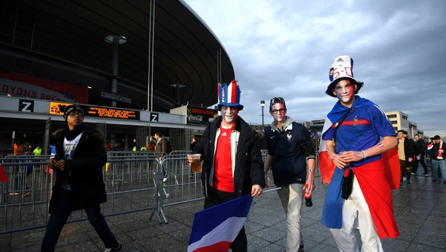Des supporteurs arrivent pour assister au match France - Russie, le 29 mars 2016 au Stade de France