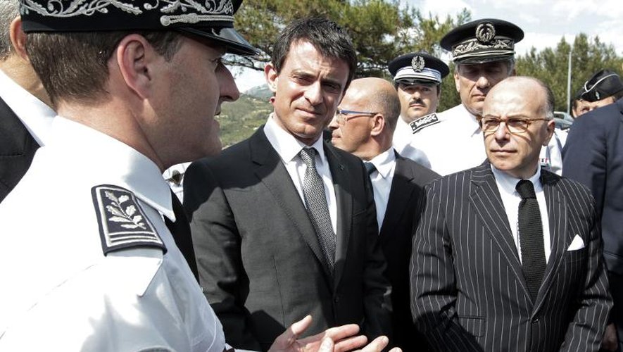 Le Premier ministre Manuel Valls et le ministre de l'Intérieur Bernard Cazeneuve visitent un commissariat près de la frontière avec l'Italie, le 16 mai 2015 à La Turbie