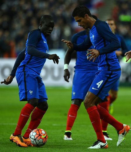 Ngolo Kanté et Raphaël Varane lors du match amical contre la Russie, le 29 mars 2016 au Stade de France