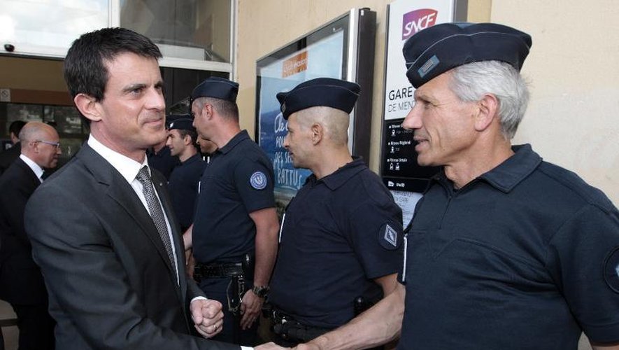 Le Premier ministre Manuel Valls visite un commissariat à La Turbie le 16 mai 2015, lors d'un déplacement consacré à l'immigration