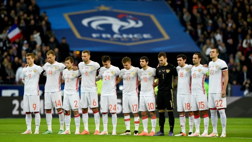 L'équipe de Russie lors de la minute de silence au Stade de France, le 29 mars 2016