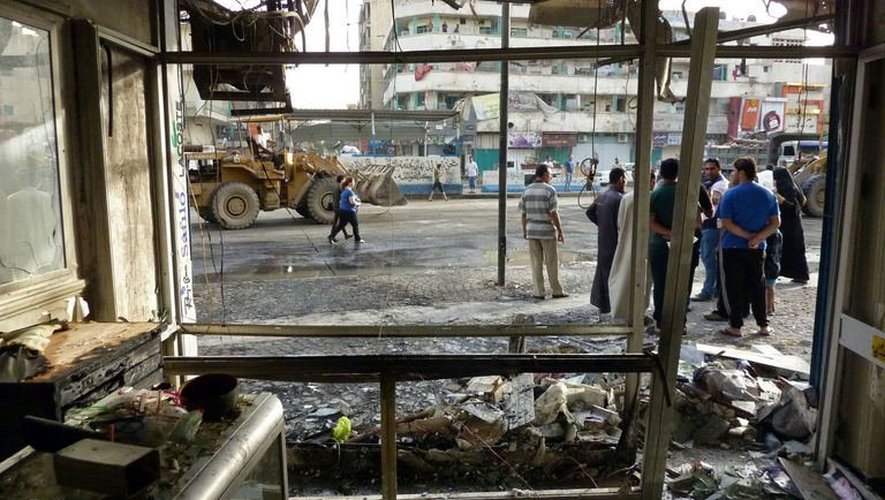 Des commerces détruits à Bagdad après plusiuers attenats, le 27 mai 2013