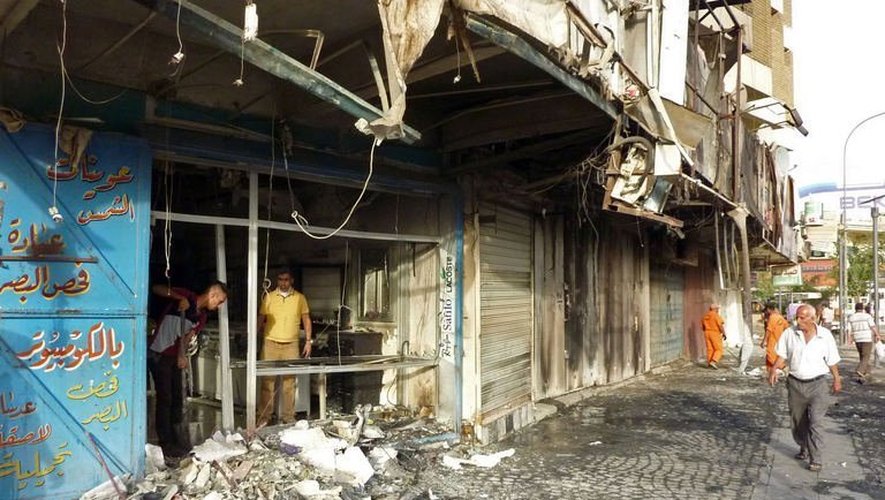 Des commerces détruits à Bagdad après plusieurs attenats qui ont fait des dizaines de morts, le 27 mai 2013