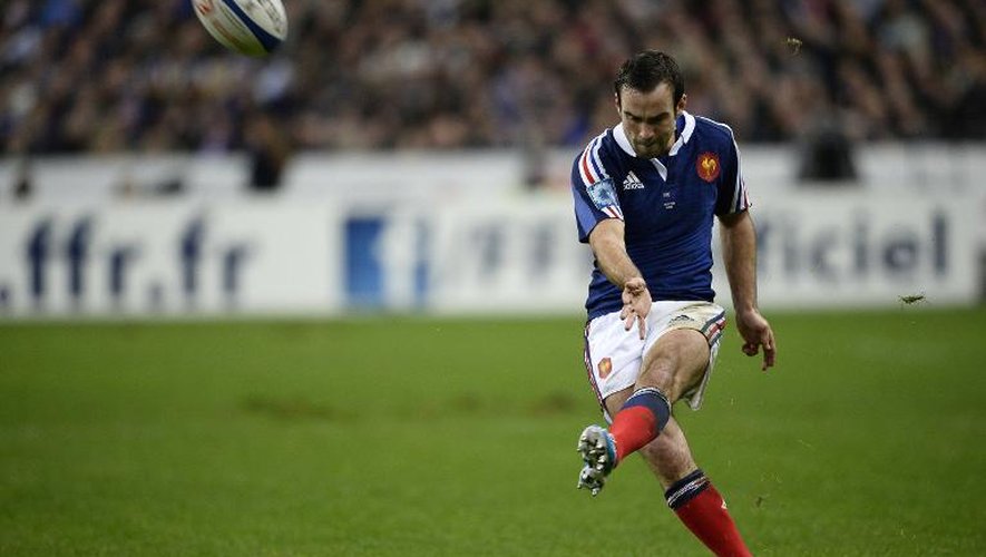 Le demi de mêlée Morgan Parra tente une pénalité contre la Nouvelle-Zélande, le 9 novembre 2013 au Stade de France à Saint-Denis