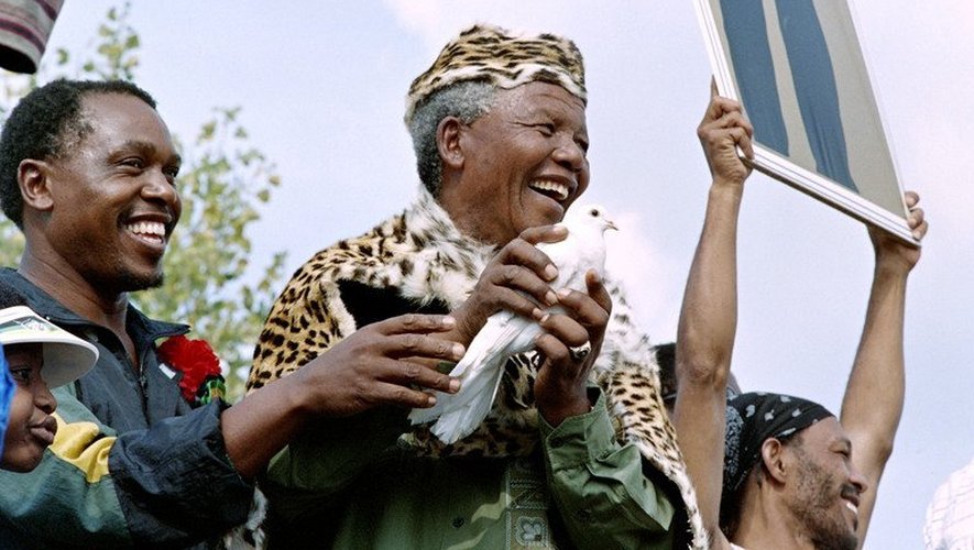 Nelson Mandela lâche une colombe lors d'une maifestation pour la paix à Sharpville, au sud de Johannesburg, le 21 mars 1994