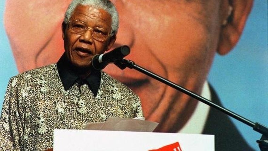 Le président Nelson Mandela prononce un discours à Pretoria, le 29 octobre 1998
