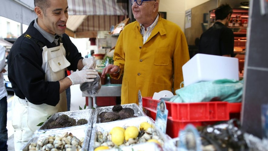 Jean-Pierre Coffe avec un poissonnier sur un marché le 22 septembre 2013 à Paris