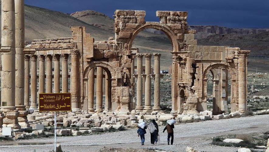 Des Syriens dans la cité classée au patrimoine mondial de l'Unesco de Palmyre, en Syrie, le 14 mars 2014