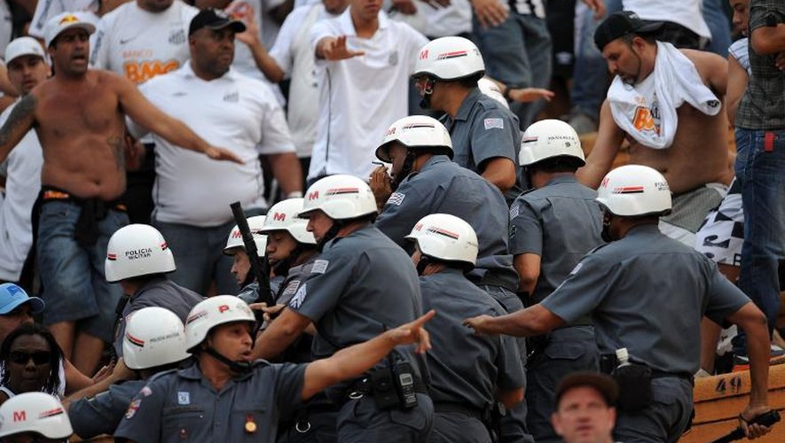Des supporters du Santos FC font face à des policiers, le 12 mai 2013 dans le stade Pacaembu de Sao Paulo