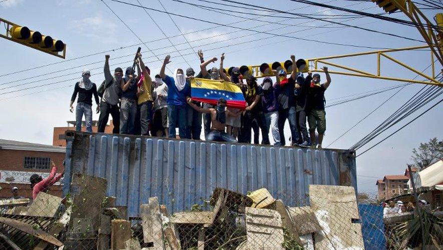 Des manifestants sur une barricade à San Cristobal, à l'Ouest du Venezuela, le 21 février 2014