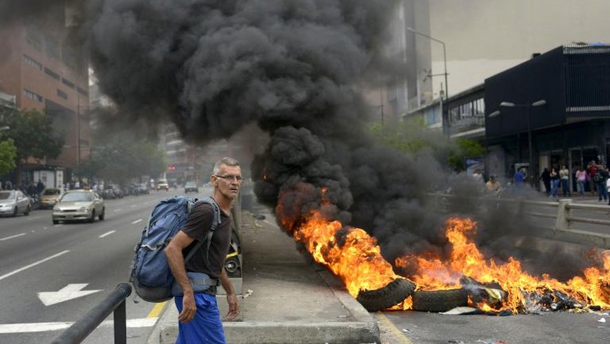 Des pneus en flamme lors d'une manifestation contre le gouvernement de Nicolas Maduro, à Caracas, le 24 février 2014