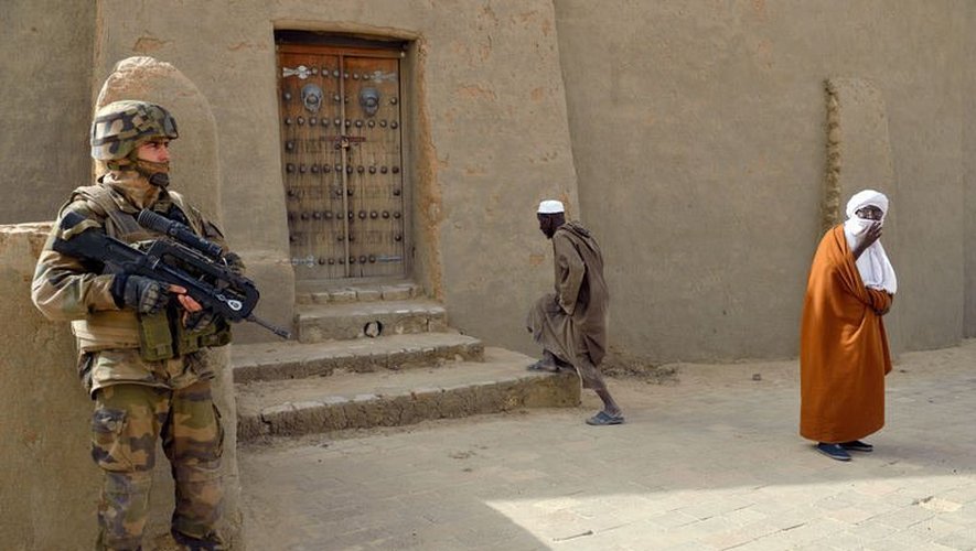 Un soldat français près de l'entrée d'une mosquée à Tombouctou, le 31 janvier 2013
