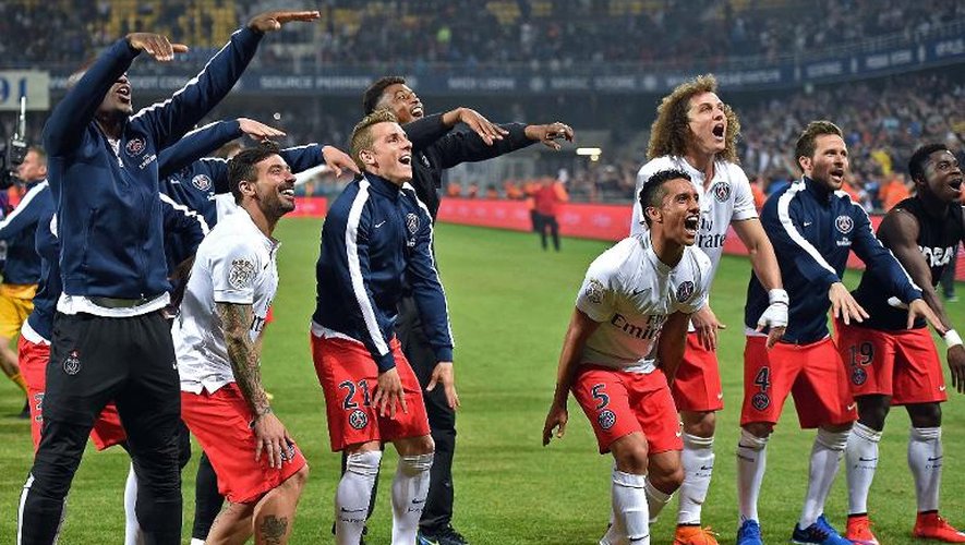 Les joueurs du PSG explosent de joie après avoir conquis le titre de champion de France 2015 sur le terrain de Montpellier, le 16 mai 2015