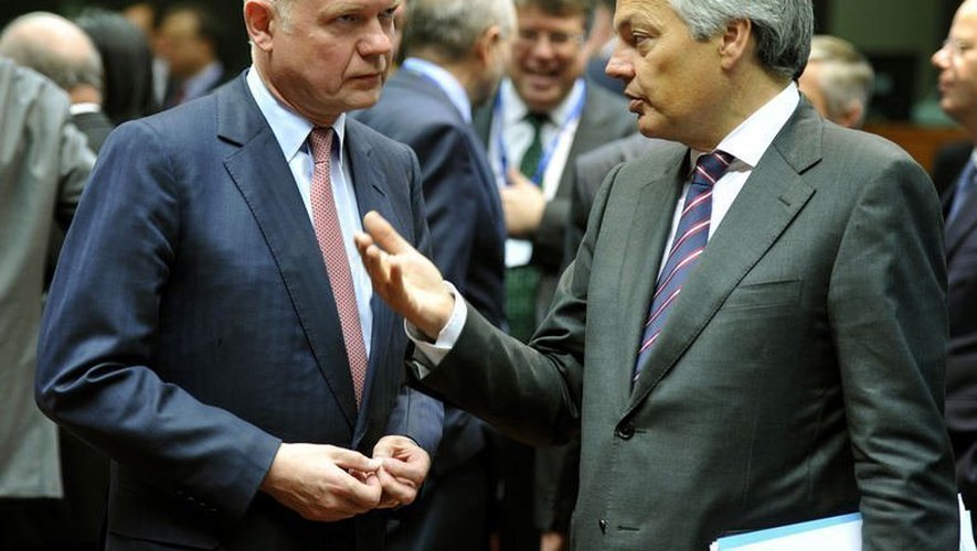 Le ministre des Affaires étrangères britannique William Hague (g) et son homologue belge Didier Reynders le 27 mai 2013 à Bruxelles, où se tient une réunion sur la Syrie