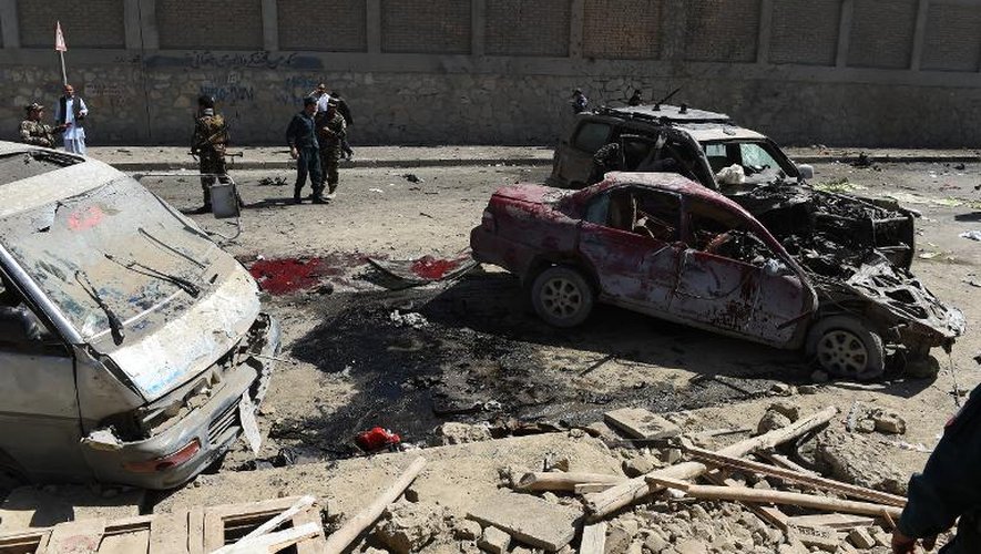 Carcasses de véhicules après l'attentat suicide du 17 mai 2015 à Kaboul