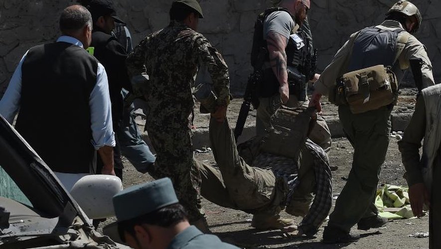 Une victime de l'attentat suicide commis le 17 mai à Kaboul près de l'aéroport de Kaboul est emmenée par des membres des forces de sécurité