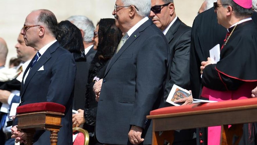 Le ministre français de l'Intérieur, Bernard Cazeneuve et le président palestinien, Mahmoud Abbas, lors de la canonisation de quatre religieuses le 17 mai 2015 au Vatican