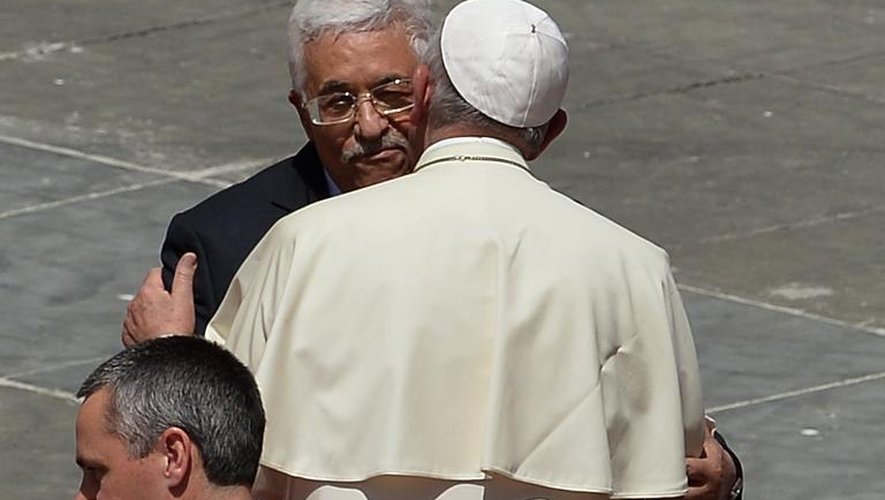 Le pape François et le président palestinien place Saint-Pierre après la canonisation de quatre religieuses le 17 mai 2015 à Rome
