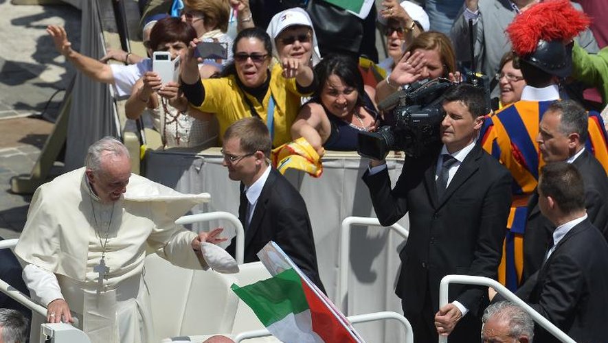 Le pape François au milieu des fidèles place Saint-Pierre après la canonisation de quatre religieuses le 17 mai 2015 à Rome
