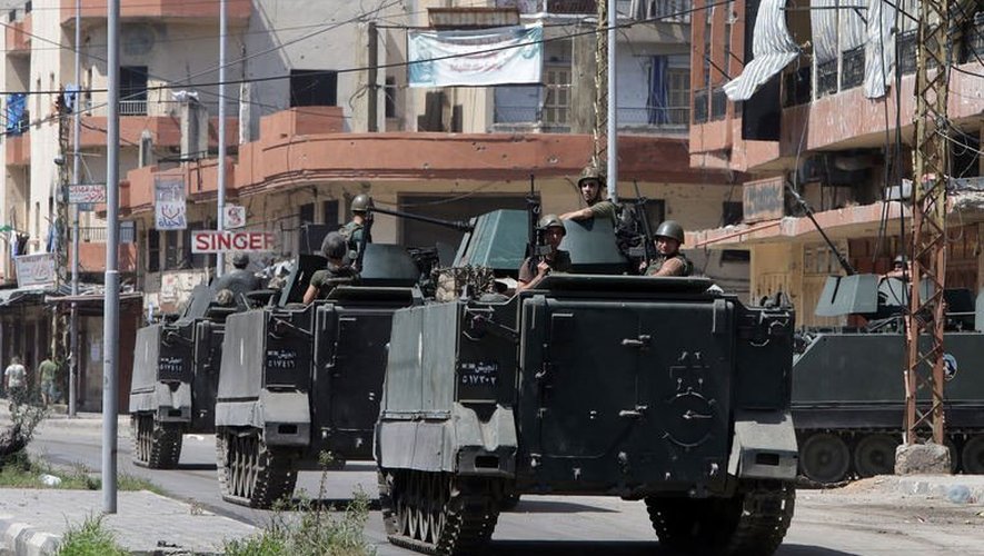 Des soldats libanais patrouillent dans une rue de Tripoli, le 27 mai 2013