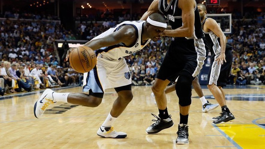 Zach Randolph (g) des Memphis Grizzlies tente de passer Tim Duncan des Spurs, le 27 mai 2013 à domicile