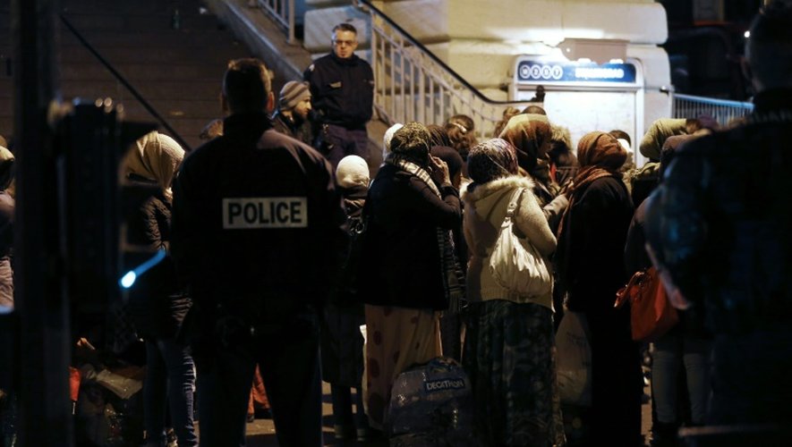 Evacuation de migrants installés sous le métro aérien au niveau de la station Stalingrad, le 30 mars 2016 à Paris