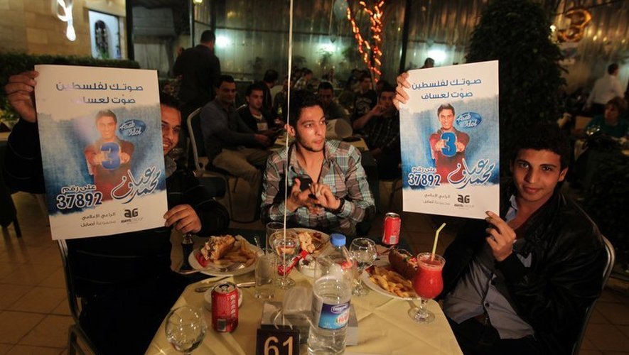 Des fans du chanteur Mohammad Assaf, le 26 avril 2013 dans un restaurant de Gaza