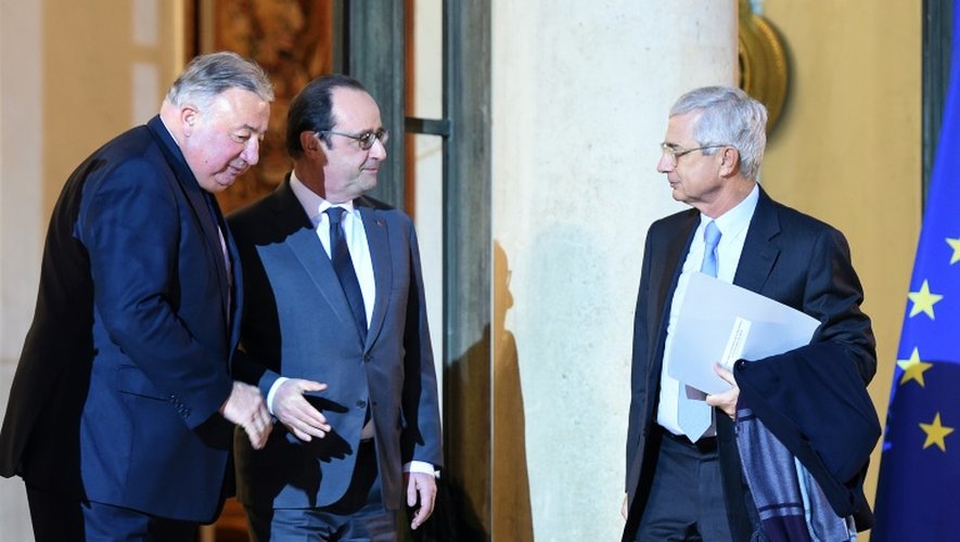 Le président Francois Hollande entre les présidents du Sénat Gérard Larcher et de l'Assemblée nationale  Claude Bartolone sur le perron de l'Elysée le 20 janvier 2016 à Paris