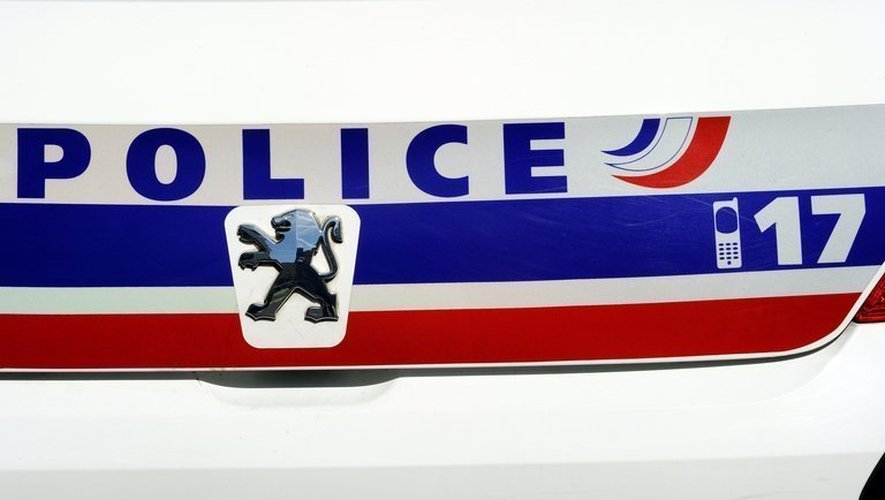Le logo de la police sur un véhicule