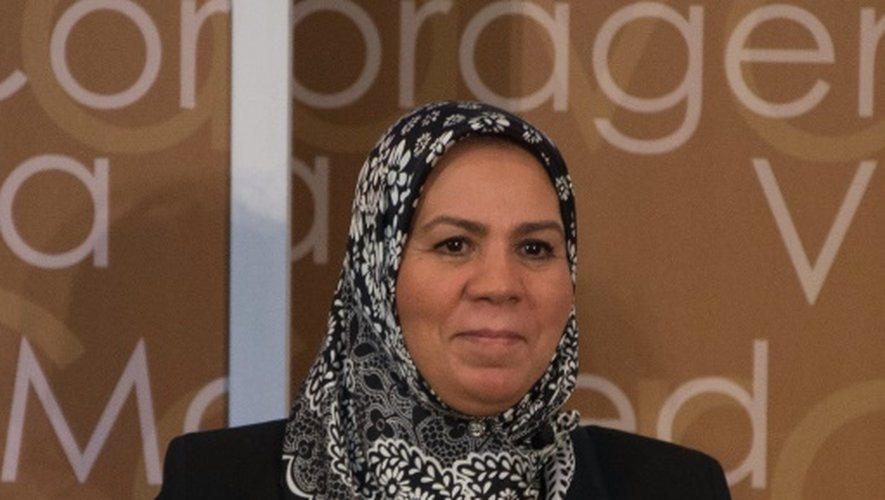 Latifa Ibn Ziaten avec son prix de "femme courageuse" le 29 mars 2016 à Washington