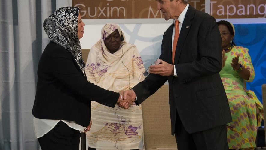 Latifa Ibn Ziaten et le secrétaire d'Etat américain John Kerry le 29 mars 2016 à Washington