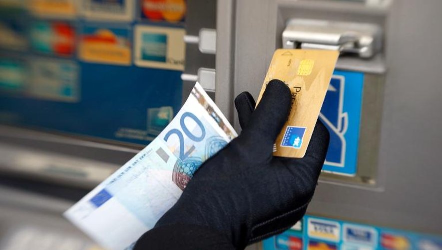 Photo d'archive prise le 5 février 2013, montrant une personne retirant des espèces en euros à l'aide d'une carte Visa dans un distributeur automatique