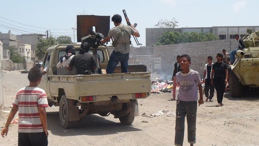 Des combattants partisans du président  Abedrabbo Mansour Hadi en patrouille le 16 mai 2015 à Dar Saad près d'Aden