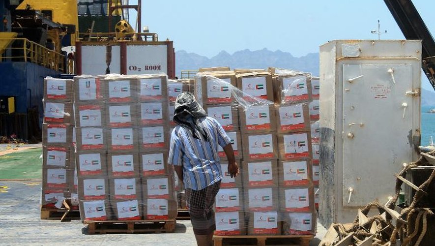 De l'aide humanitaire déchargée le 17 mai 2015 à son arrivée dans le port d'Aden