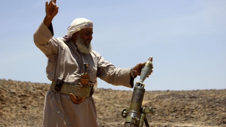 Un militaire fidèle à l'ex-président Abedrabbo Mansour Hadi lors d'affrontements le 15 mai 2015 dans la province de Marib au Yémen