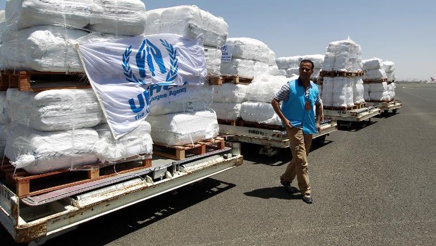L'aide médicale d'urgence envoyée par l'Agence des Nations unies chargée des réfugiés arrive à Sanaa, le 16 mai 2015