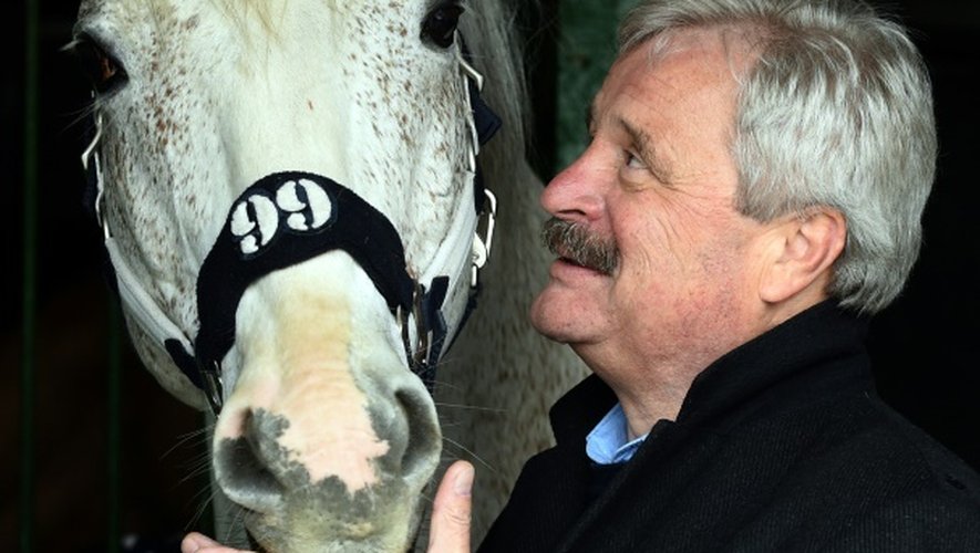 Marek Trela, ancien directeur d'un élevage de pur-sang, regarde un cheval dans une étable près de Varsovie, le 2 mars 2016