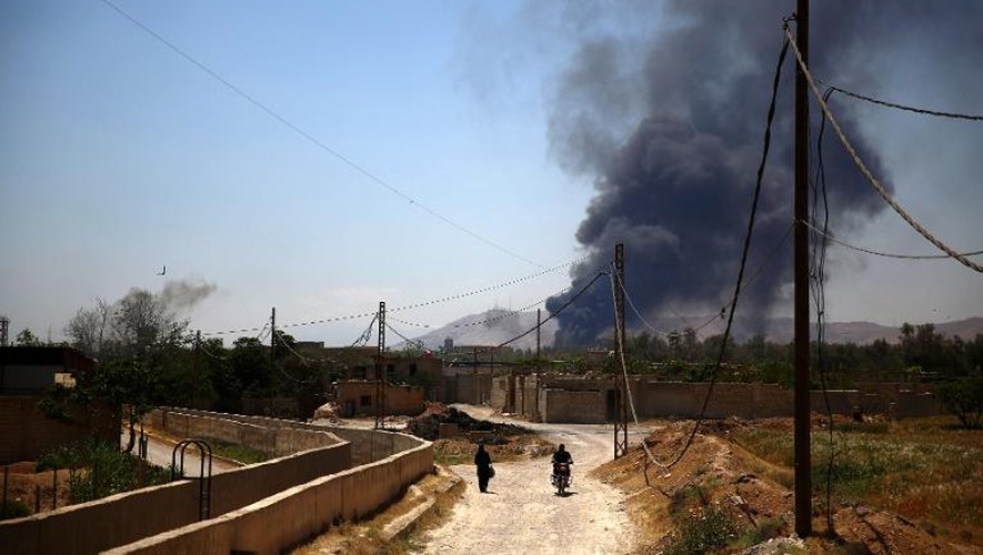 De la fumée s'échappe de la localité d'Arbin dans la banlieue de Damas, le 16 mai 2015