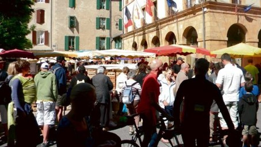 À Florac, le marché du jeudi attire énormément de monde.